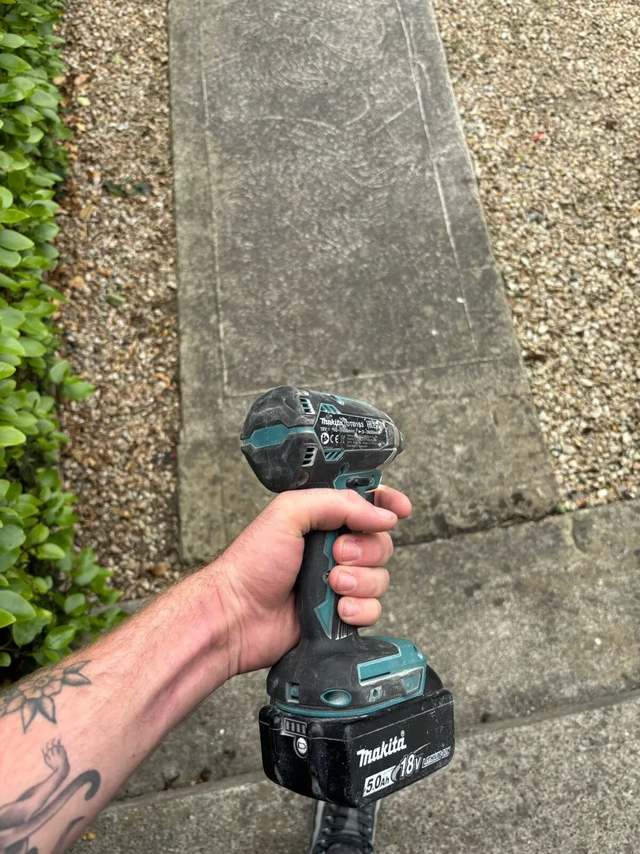 Makita impacter with 5 amp battery - Image 4