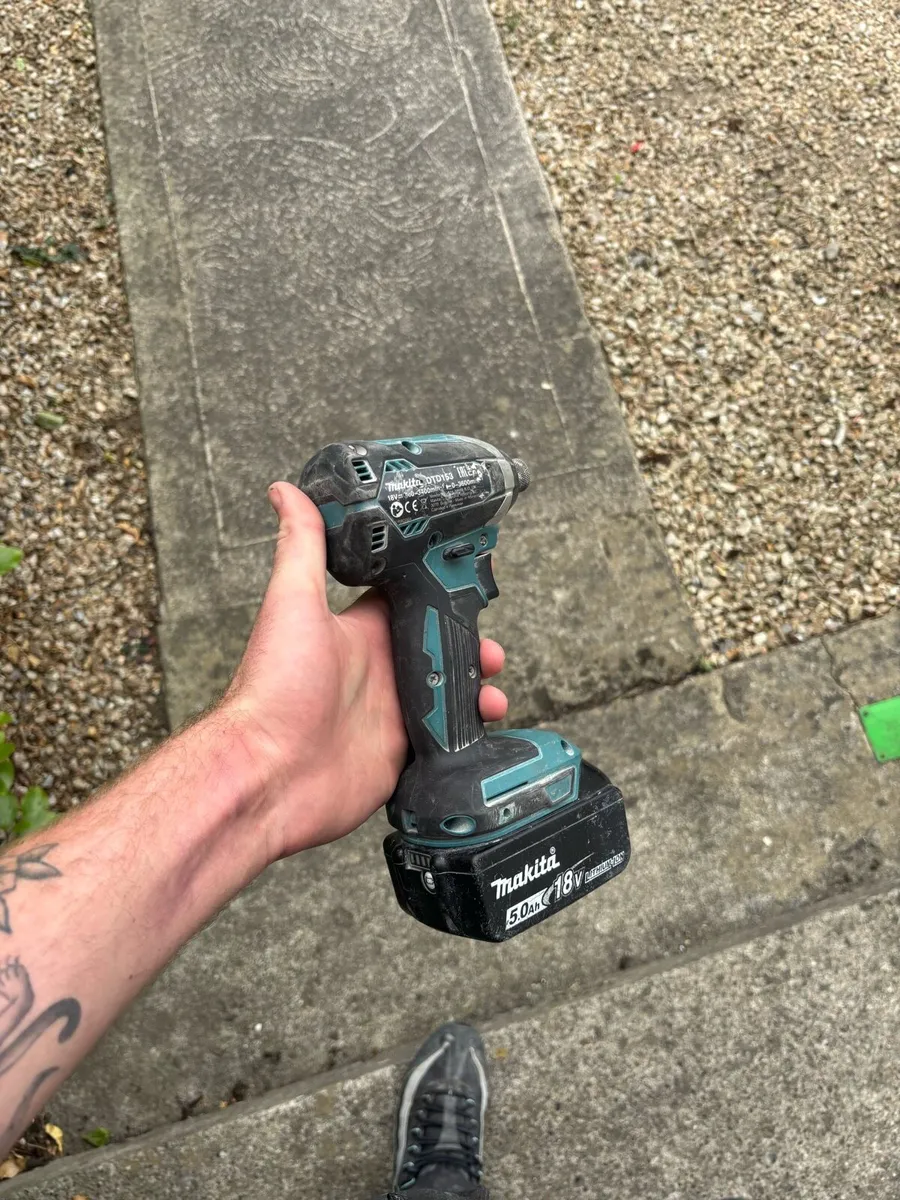 Makita impacter with 5 amp battery - Image 1