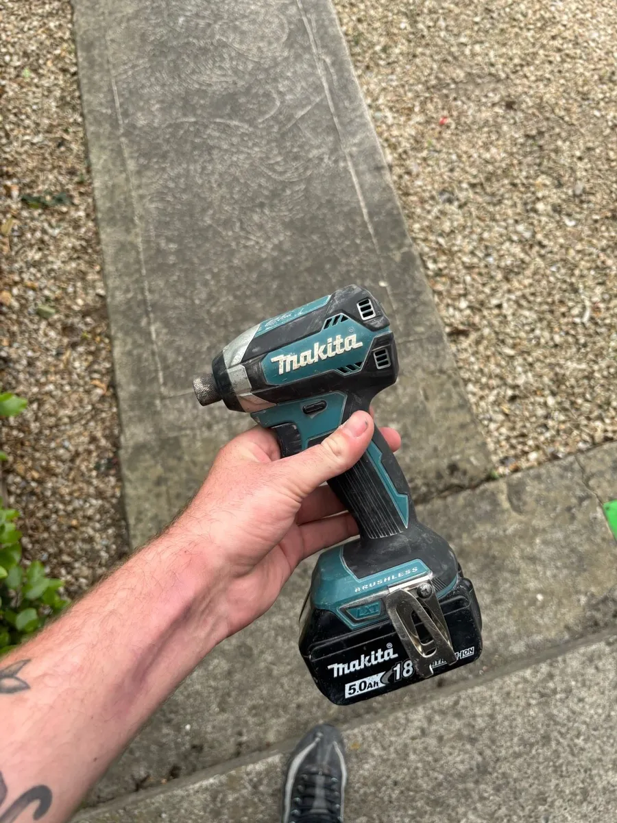 Makita impacter with 5 amp battery - Image 2