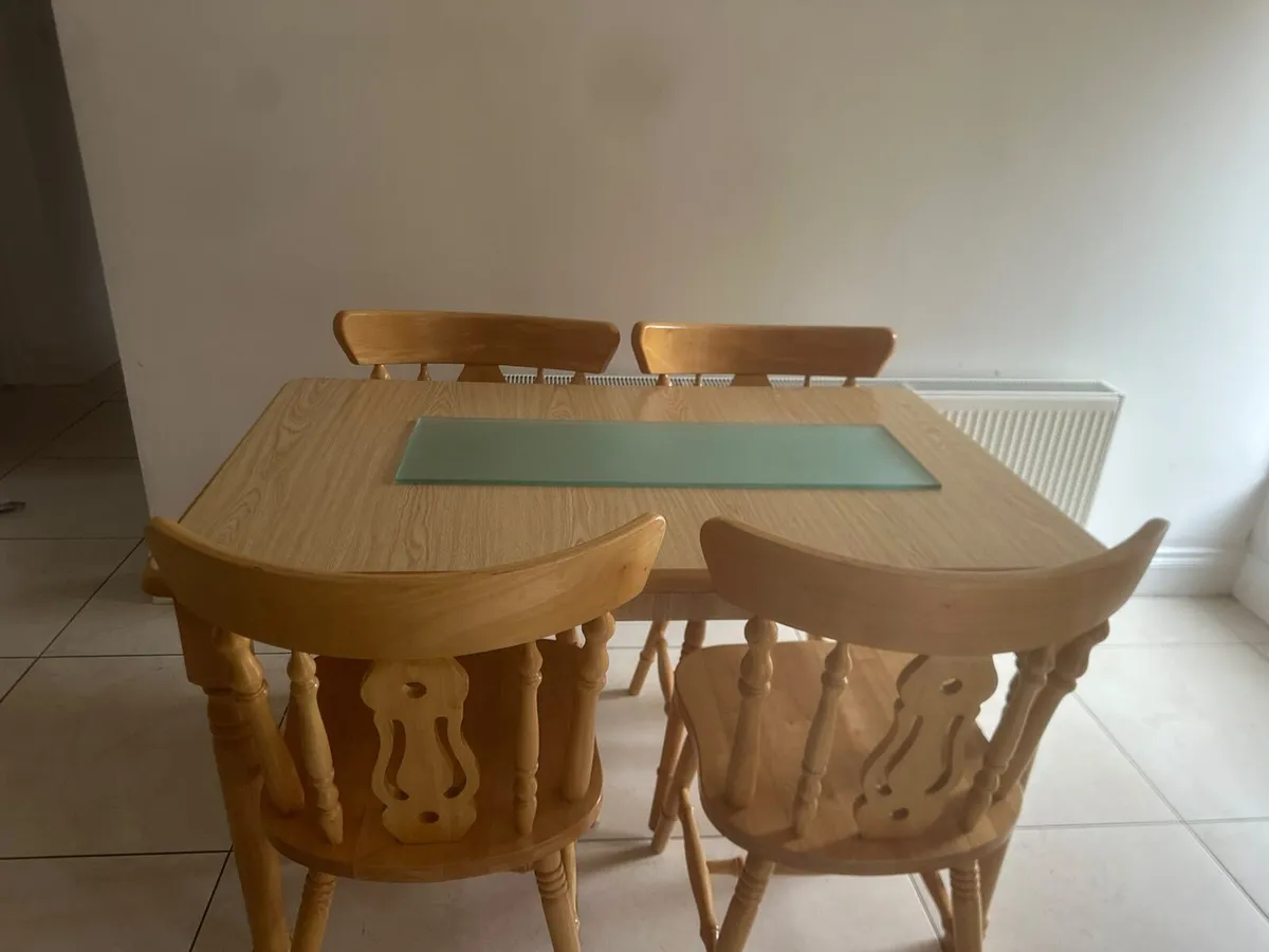 Table and chairs - Image 1