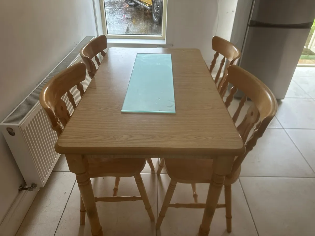 Table and chairs - Image 2