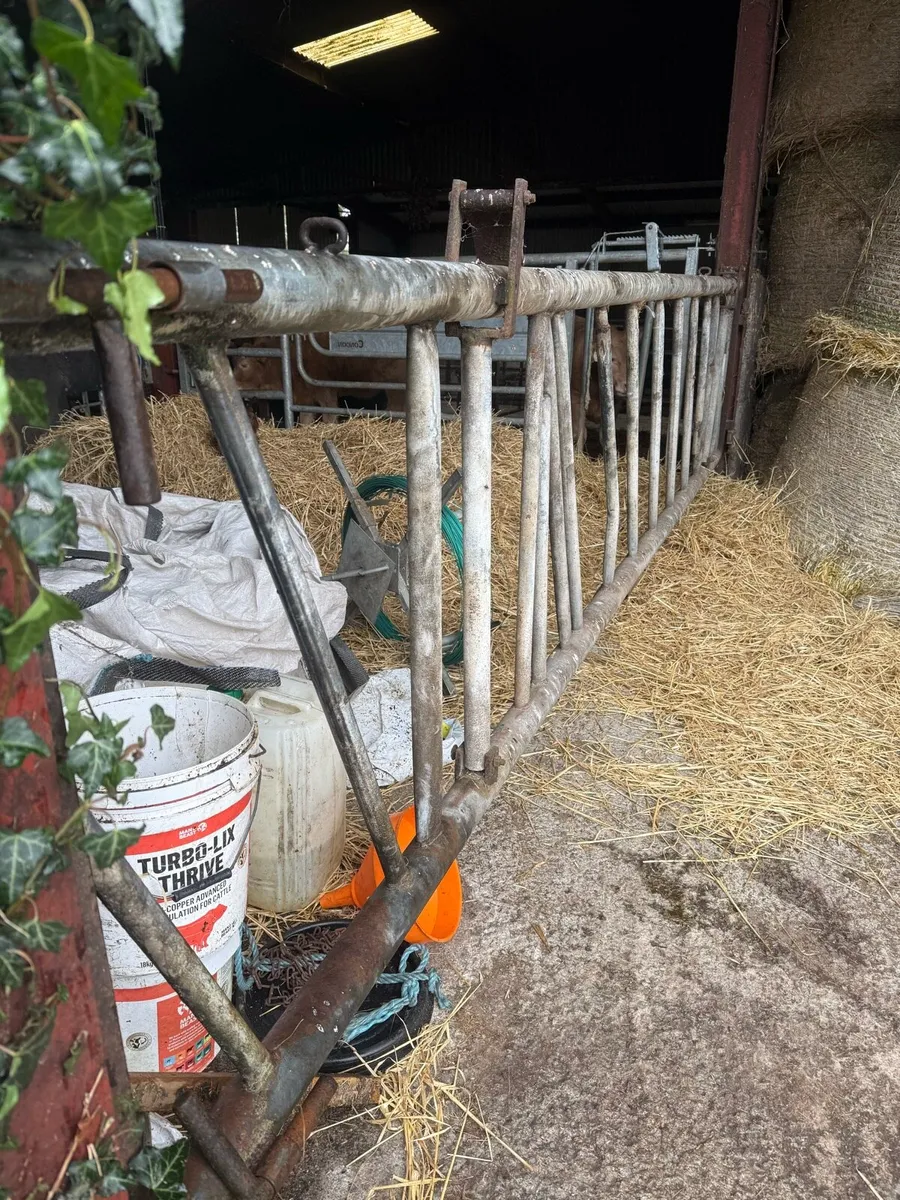 2 feeding barriers - Image 2