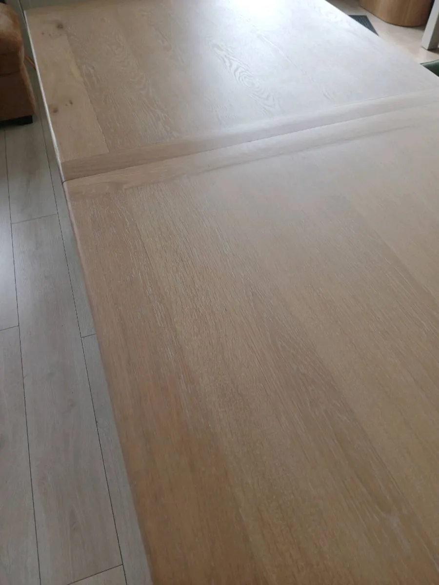 Kitchen / dining table - Image 1