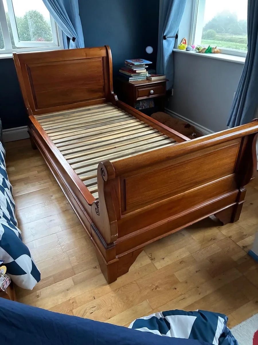 Beds and lockers - Image 4