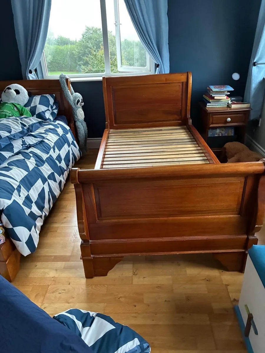 Beds and lockers - Image 3