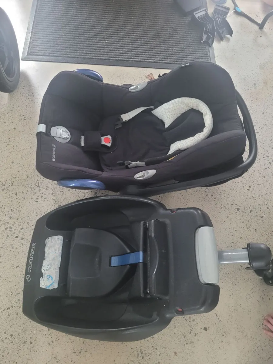 Maxi Cosi Base and Car Seat