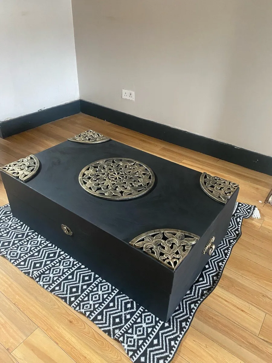 Coffee table/storage trunk - Image 1