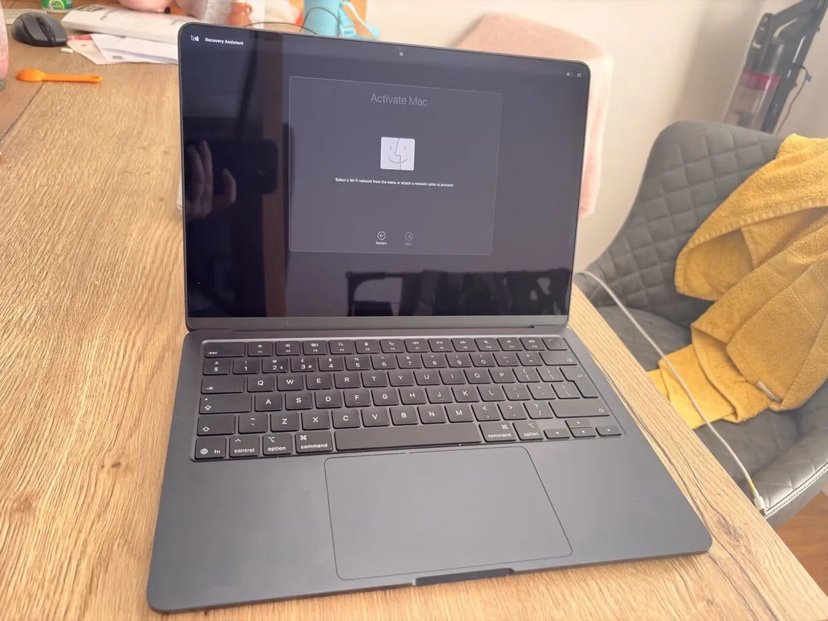 Apple MacBook Air 13" (M4, 16GB RAM) - Midnight - Image 3