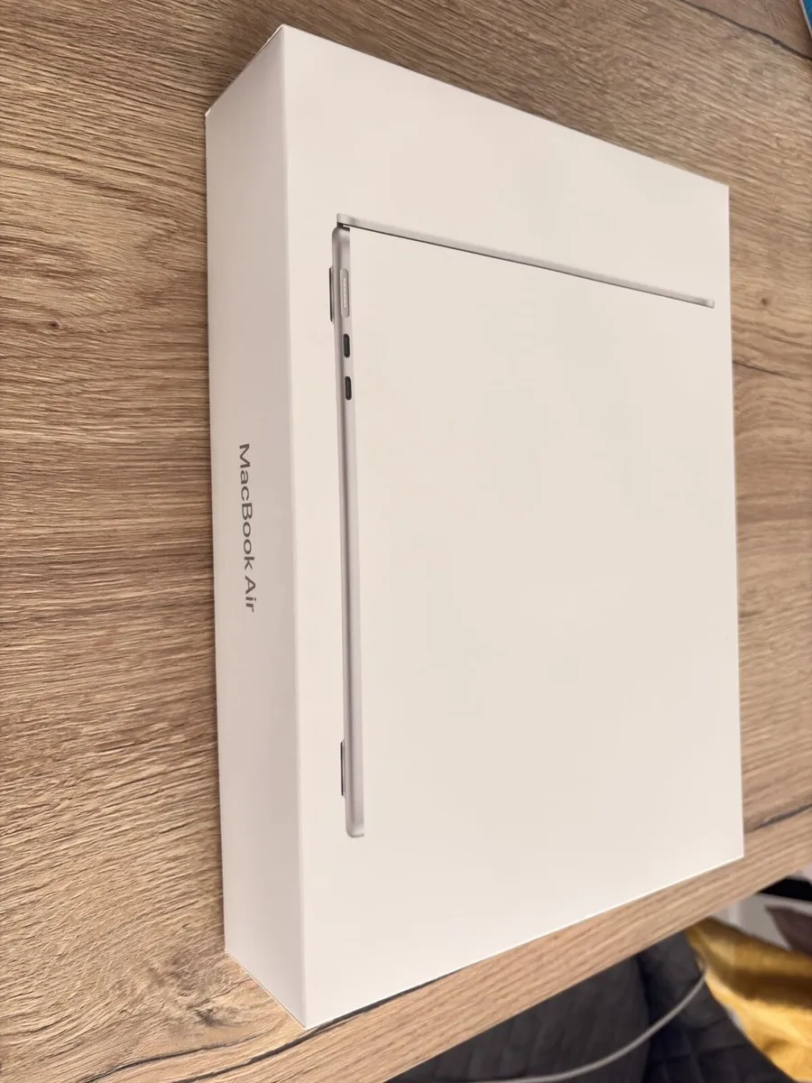 Apple MacBook Air 13" (M4, 16GB RAM) - Midnight - Image 4