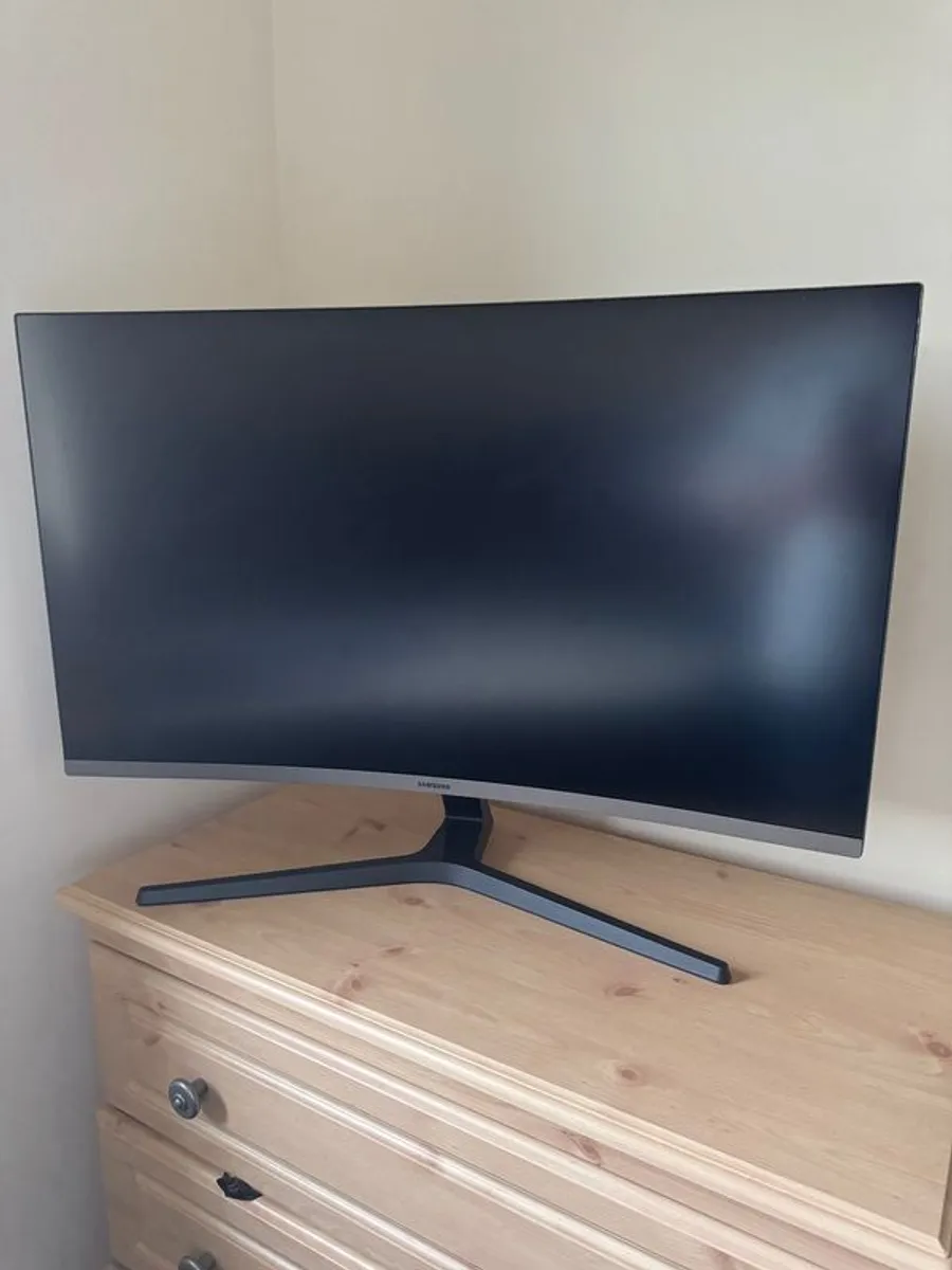 Samsung 32' Curved Monitor - Image 1
