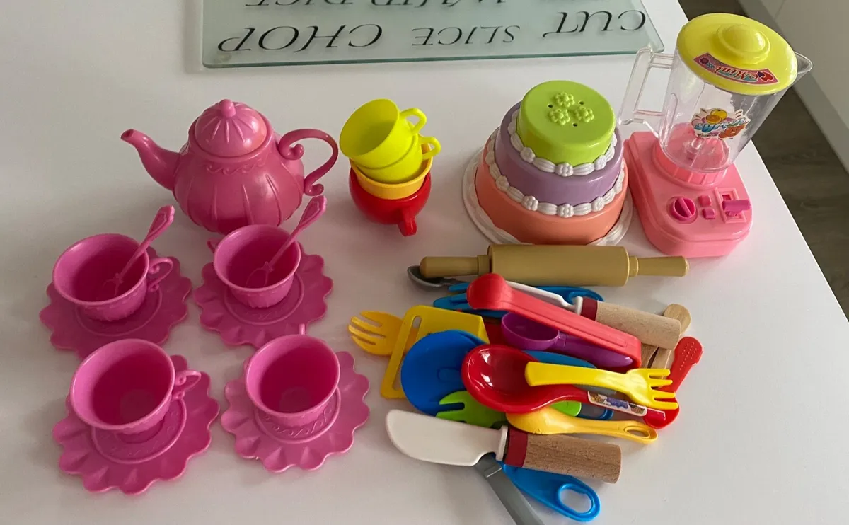 Large Chad Valley play kitchen + huge accessories - Image 3