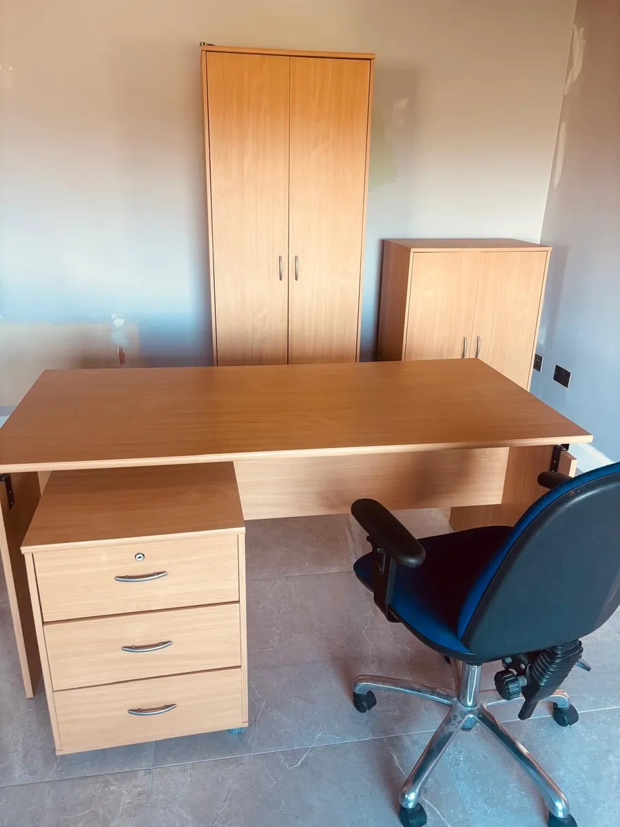 Office desk, cabinets & chair - Image 1