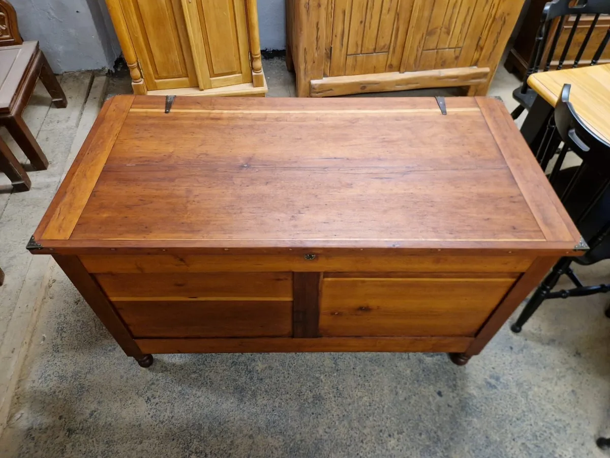 Large victorian pine storage trunk - Image 4