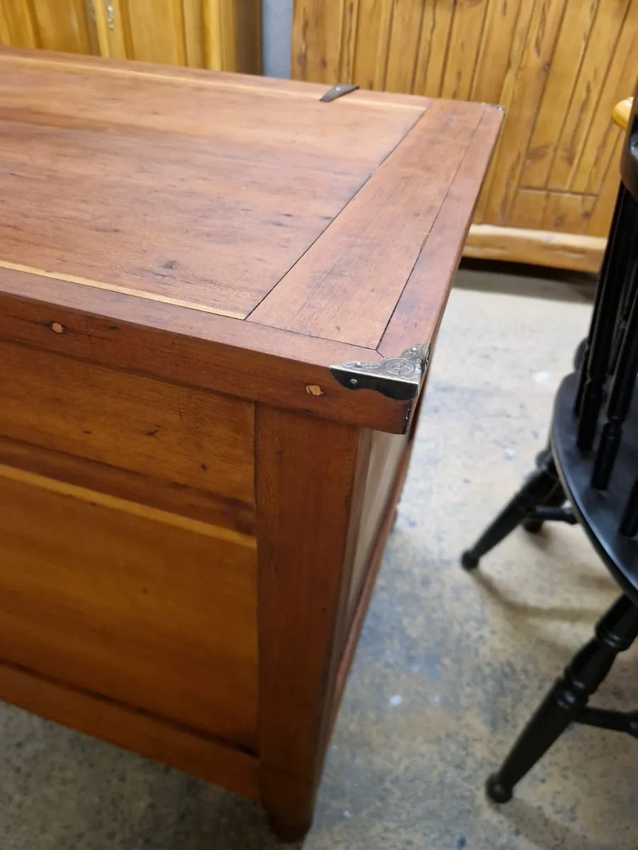 Large victorian pine storage trunk - Image 2