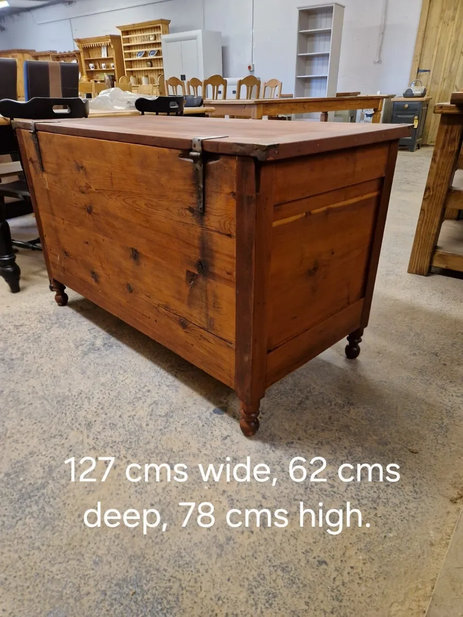 Large victorian pine storage trunk - Image 3