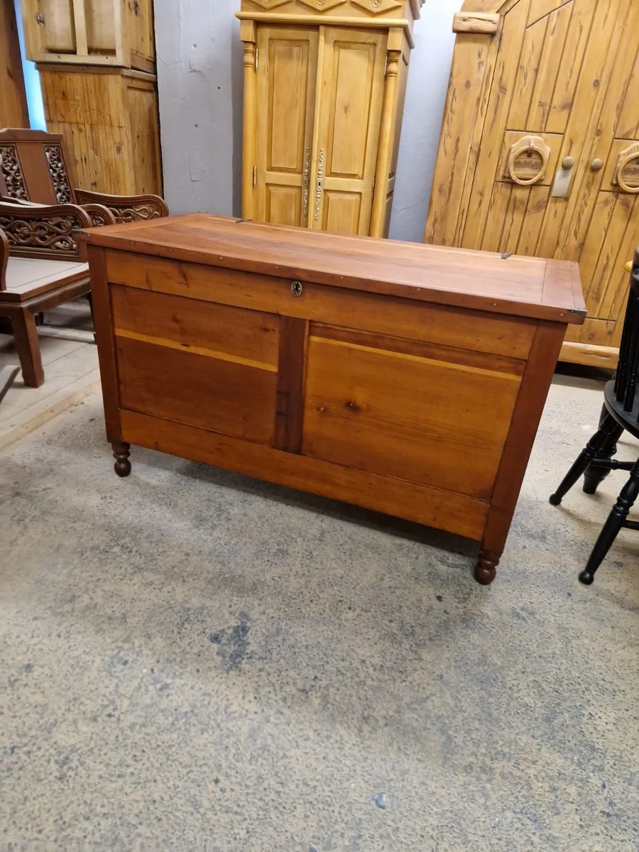 Large victorian pine storage trunk - Image 1