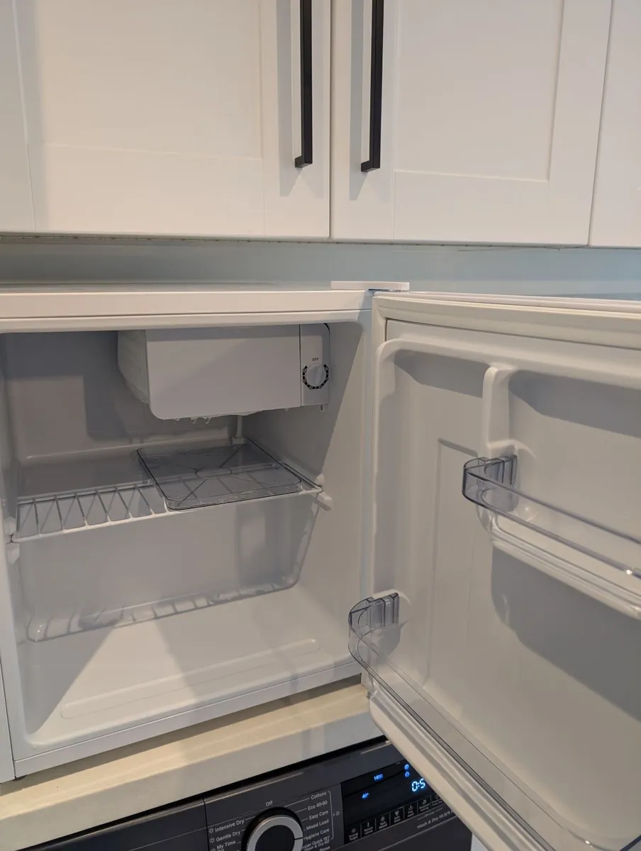 Small refrigerator/ brand new - Image 3