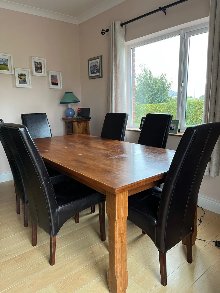 Table and chairs - Image 1