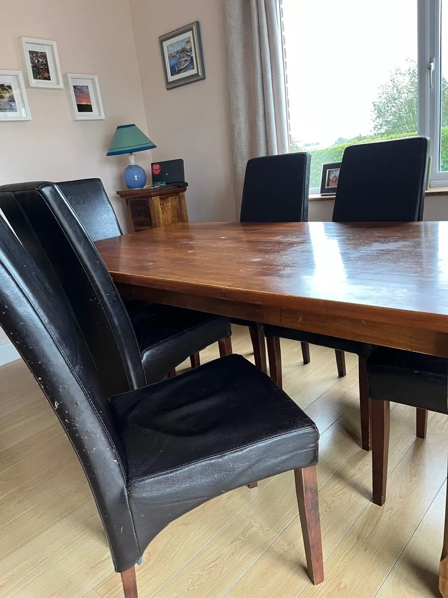 Table and chairs - Image 3