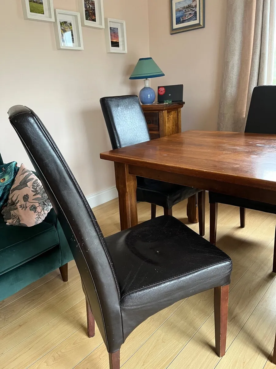 Table and chairs - Image 4