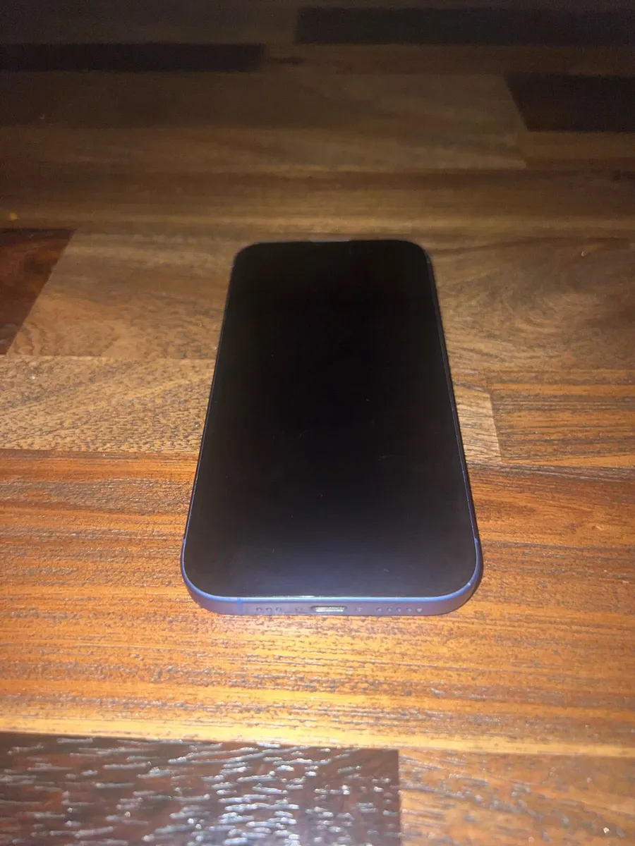 iPhone 16 - Image 4
