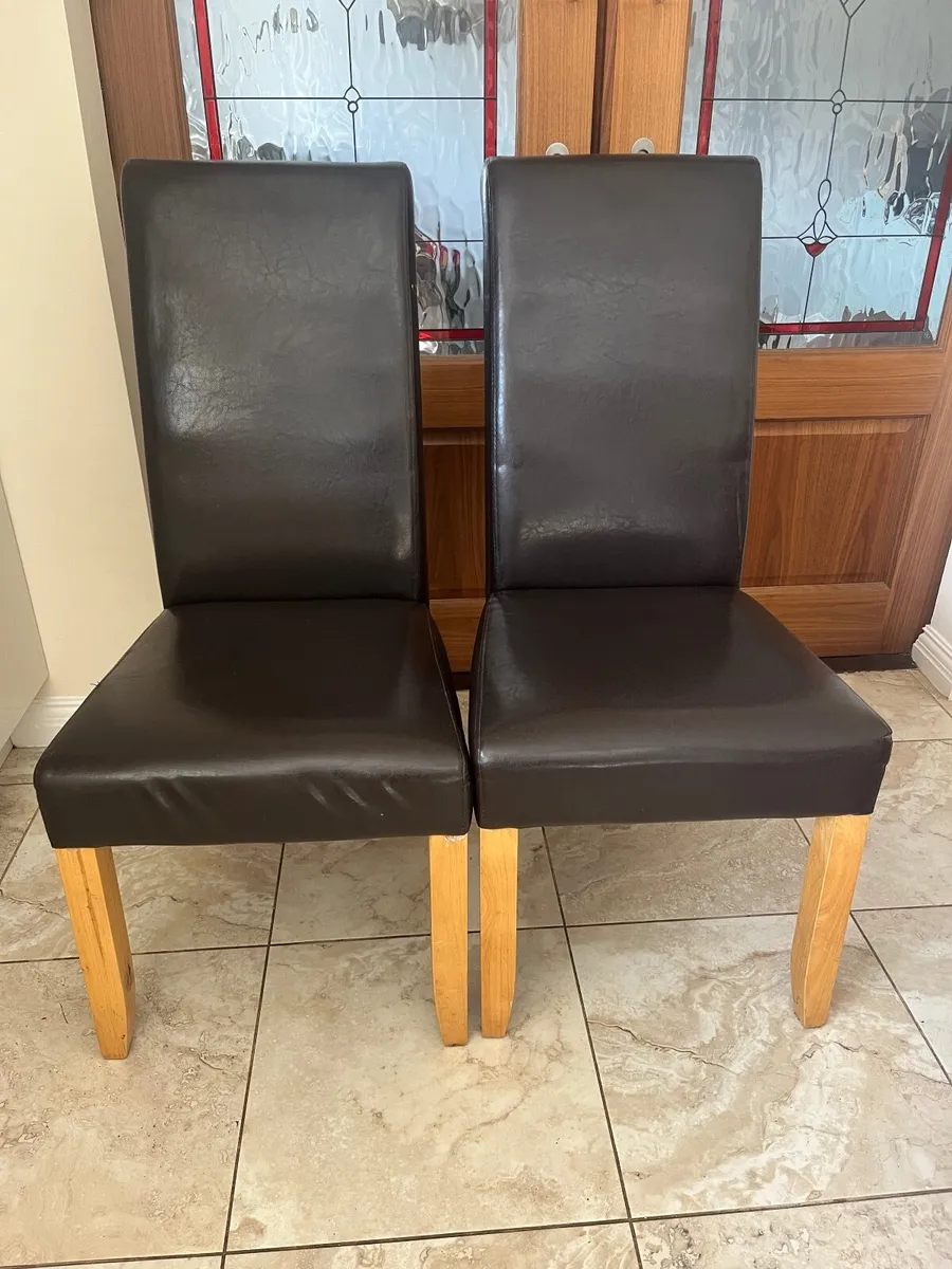 Kitchen chairs, coffee table & coat stand - Image 1