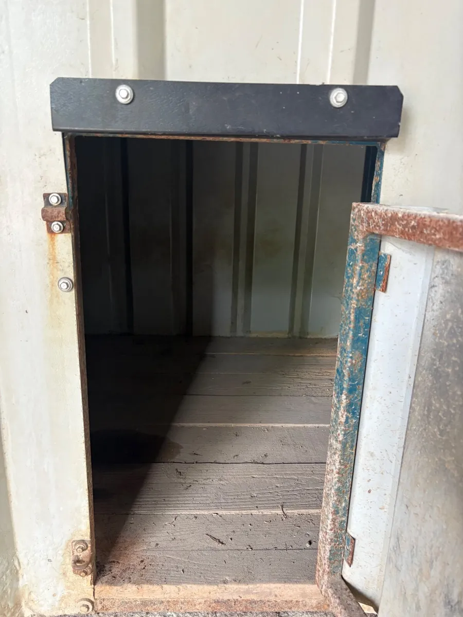 Dog house - Image 1