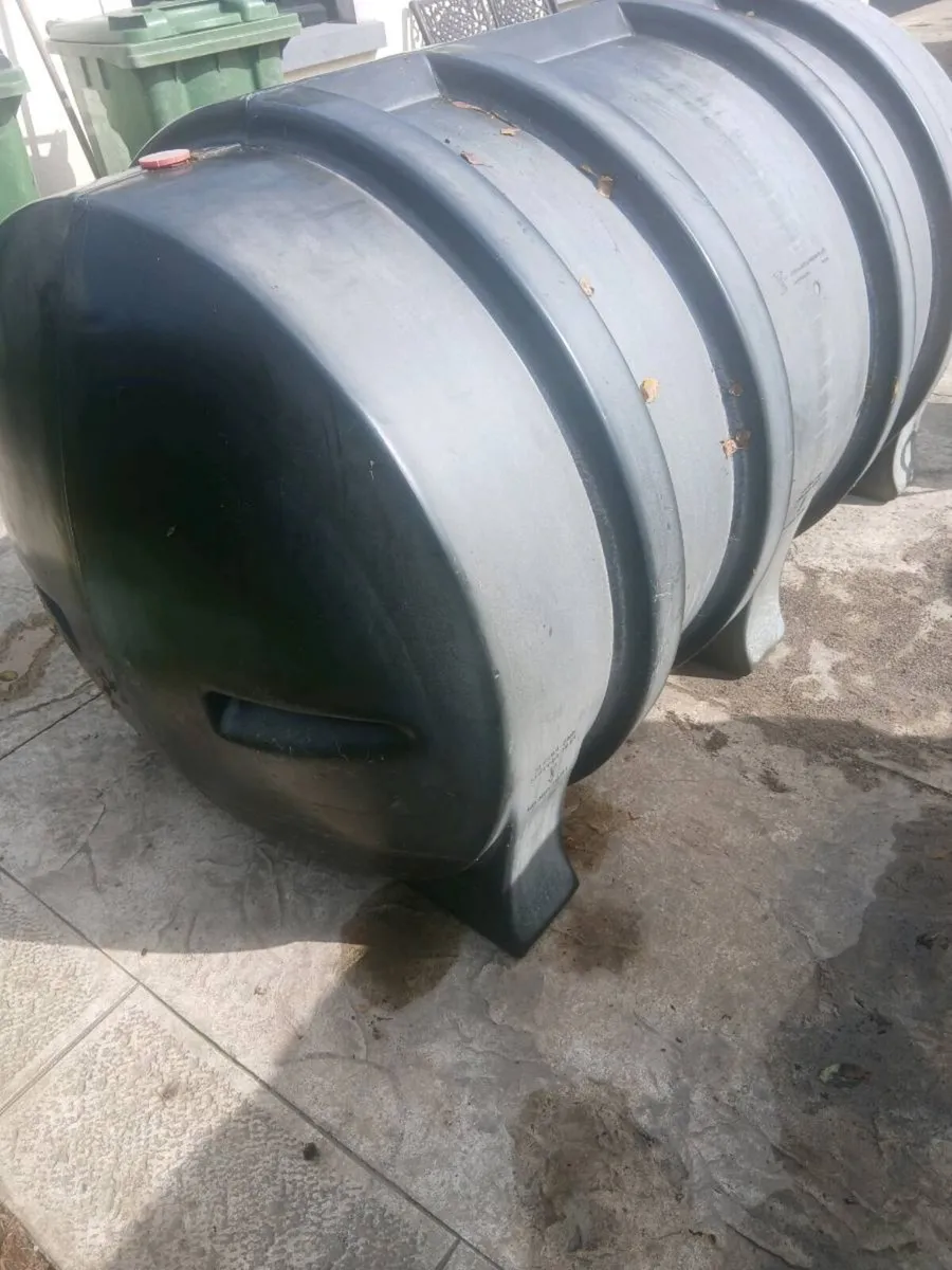 Oil tank - Image 1