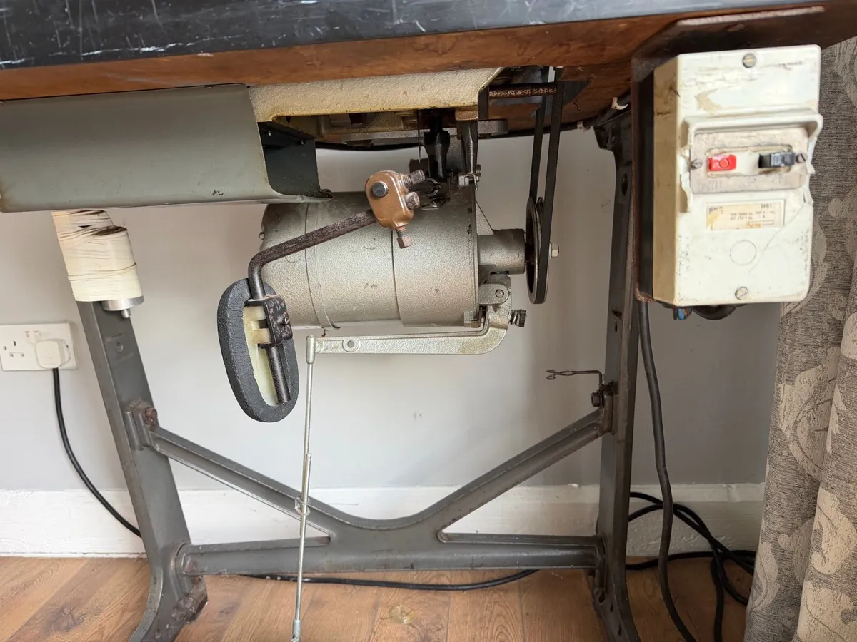 Pfaff industrial vintage  sewing machine - Image 3