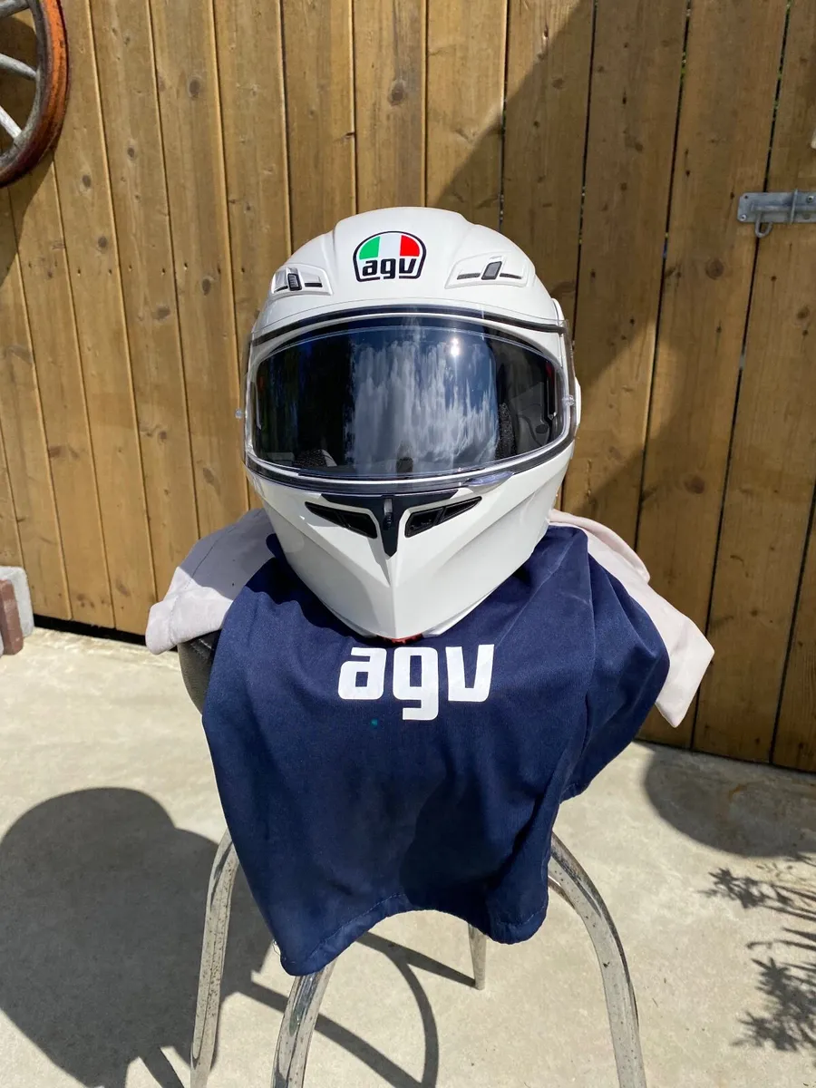 Motorcycle helmet - Image 1