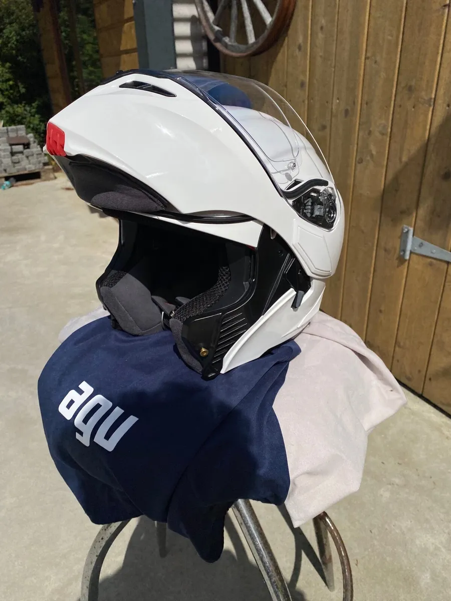 Motorcycle helmet - Image 3