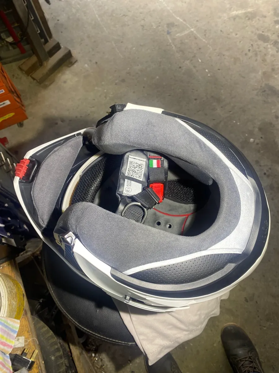 Motorcycle helmet - Image 4