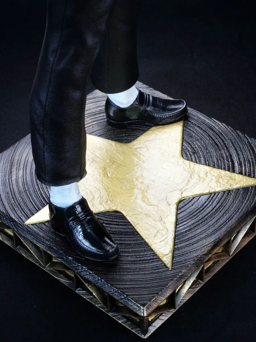 Michael Jackson statue realistic looking - Image 4
