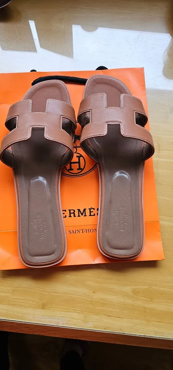 Ladies brown sandals size 6. - Image 1