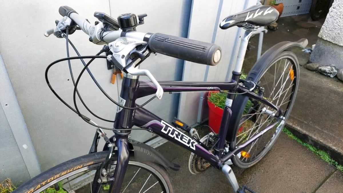 Trek 7.2 FX Trekking Bike - Image 2