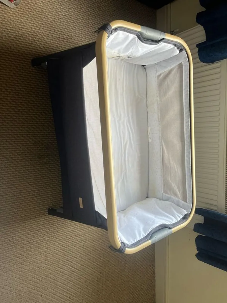 Tutti Bambini CoZee Lite Bedside Crib in Charcoal and Oak effect. - Image 2