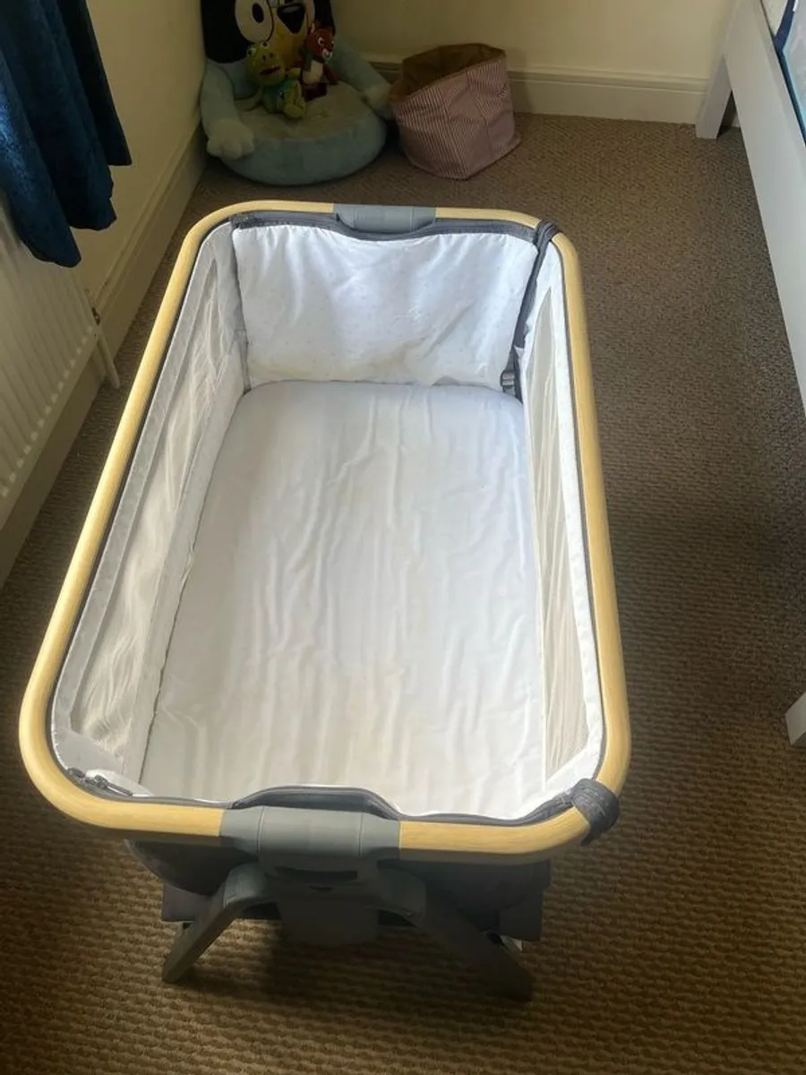 Tutti Bambini CoZee Lite Bedside Crib in Charcoal and Oak effect. - Image 3