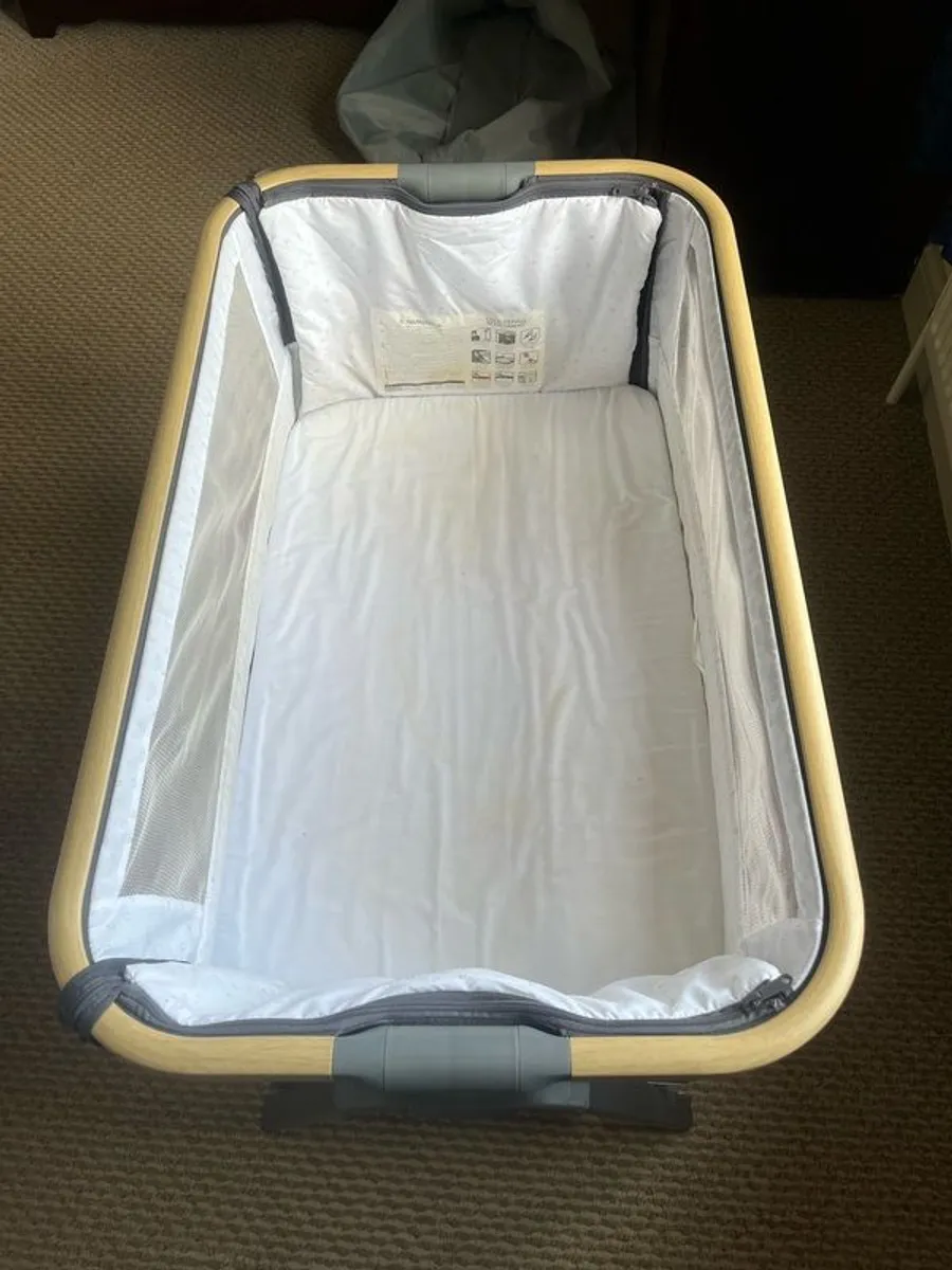 Tutti Bambini CoZee Lite Bedside Crib in Charcoal and Oak effect. - Image 4