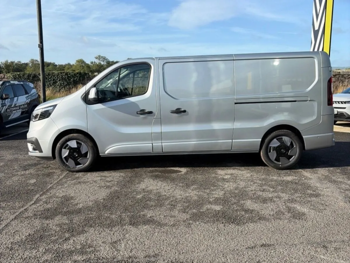 Renault Trafic LWB ES AUTO SILVER OPTIONS - Image 4