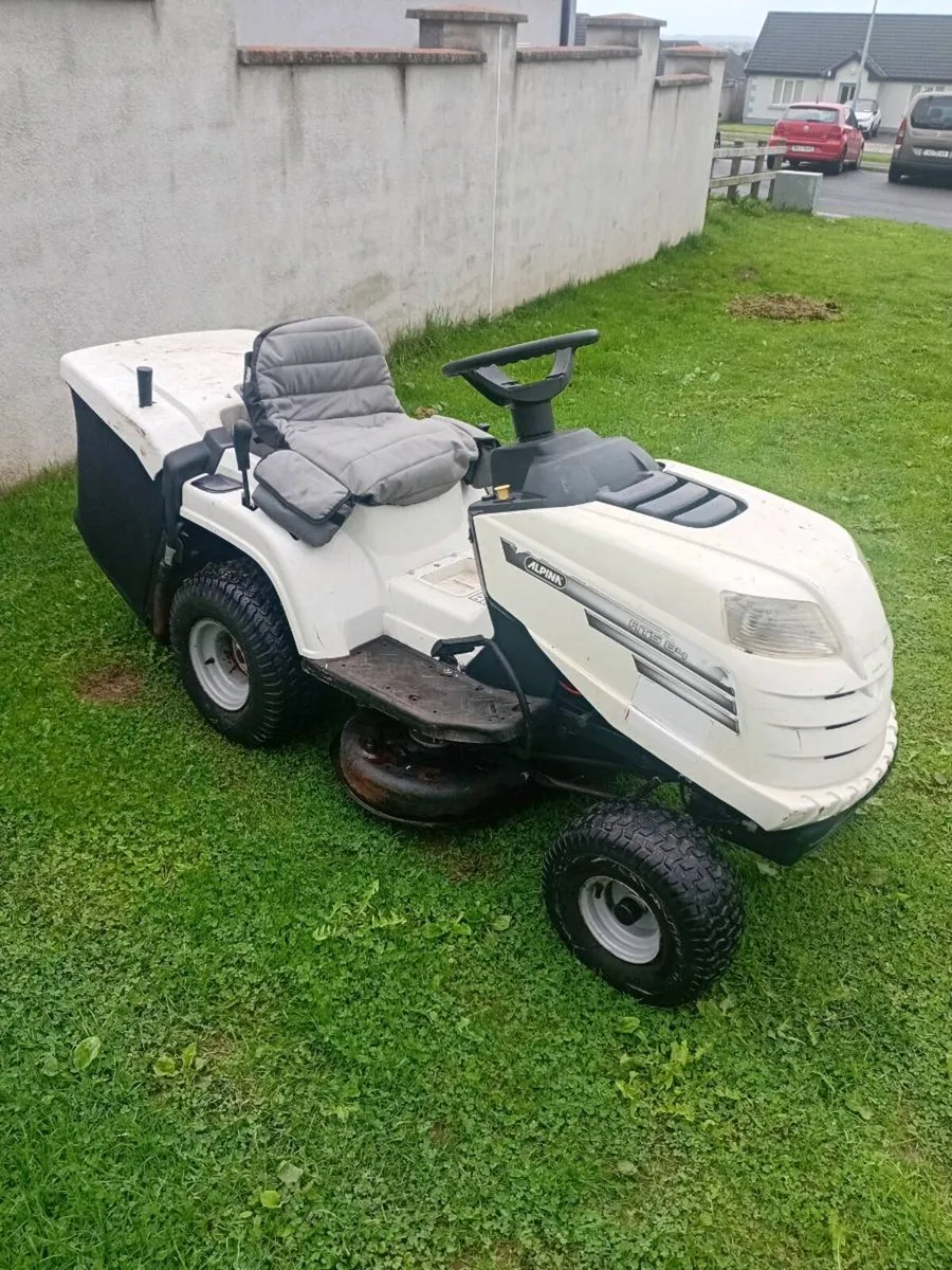 Ride on lawnmower - Image 1