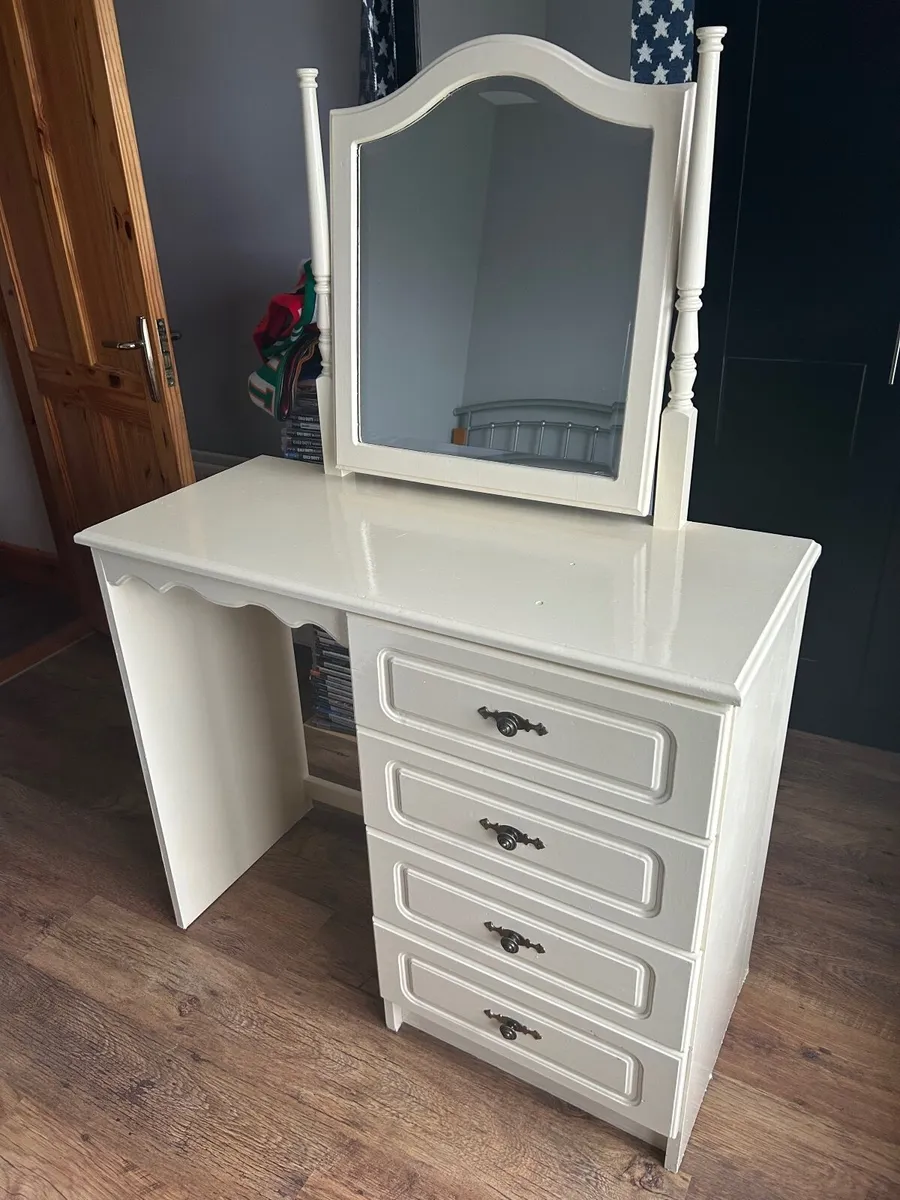 Dressing table with mirror - Image 1