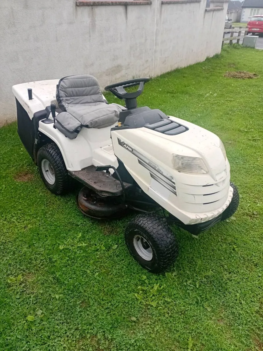 Ride on lawnmower - Image 1
