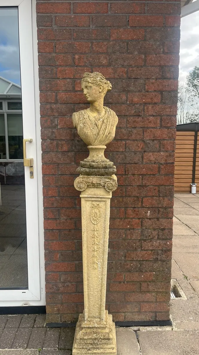 Grecian lady /  bust on pedestal - Image 1