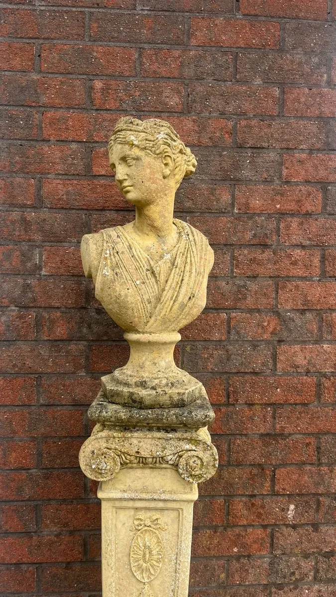 Grecian lady /  bust on pedestal - Image 2