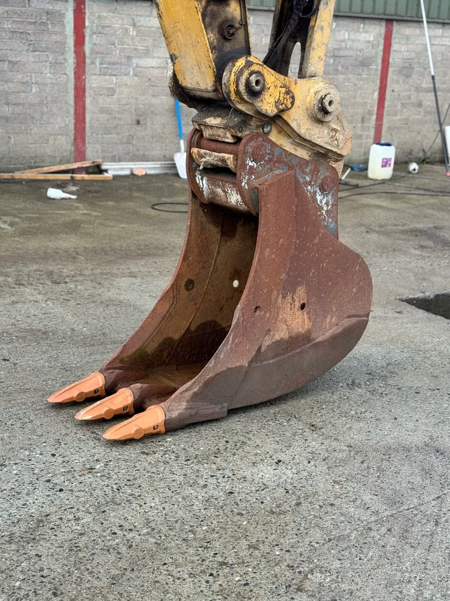 24” Titan 80mm Pins Bucket - Image 1