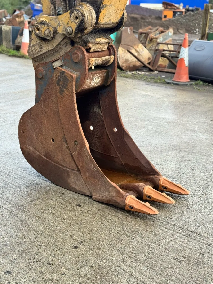 24” Titan 80mm Pins Bucket - Image 1