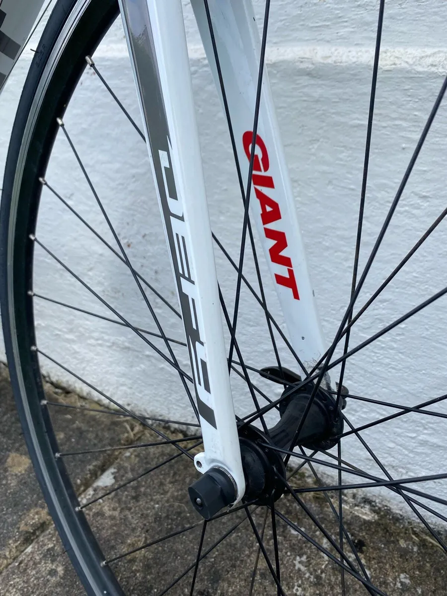 Giant Defy Road Bike - Image 3