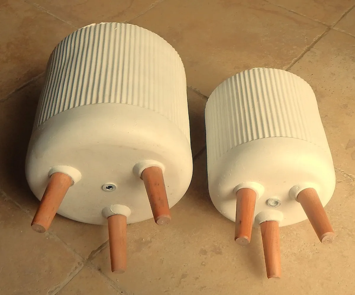 2 White Fibre Clay Type Indoor Plant Pots - Image 2