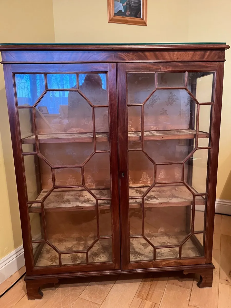 China Cabinet - Image 1