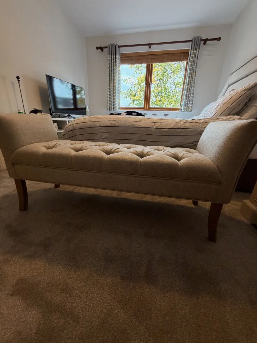 End of Bed Seat - Image 1